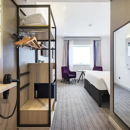 Premier Inn Dubai International Airport - An Emirates Group Company-3